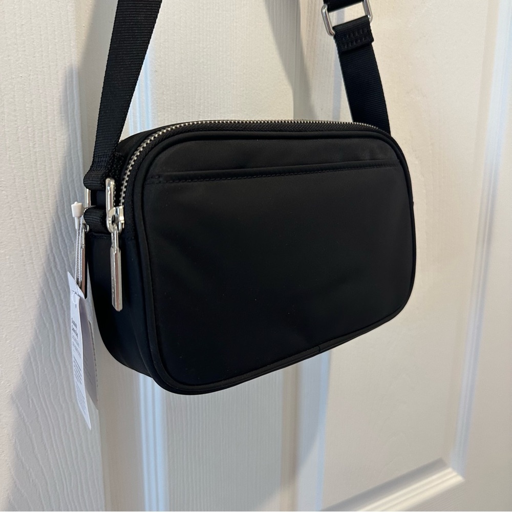 NEW! NWT Lululemon Black Crossbody Camera Bag 2L - Picture 6 of 6
